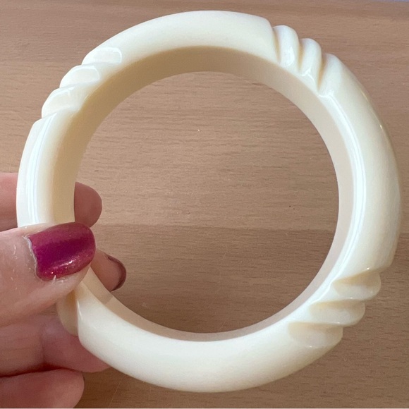 VINTAGE RETRO VANILLA CREAM CARVED CELLULOID PLASTIC WIDE THICK BANGLE BRACELET - Picture 4 of 16